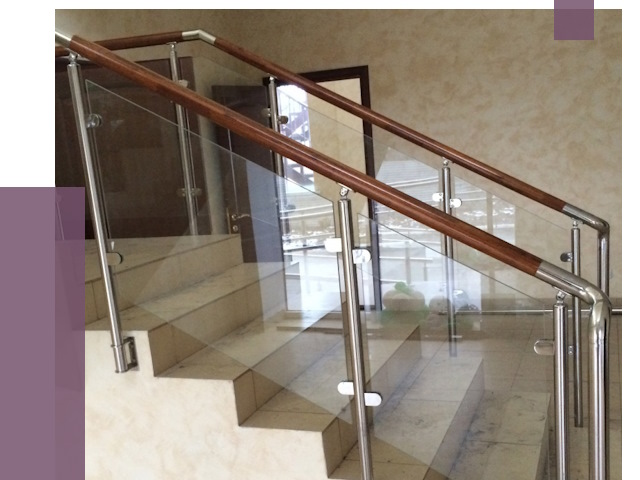 Комбинированные перила из металла и дерева в Минусинске