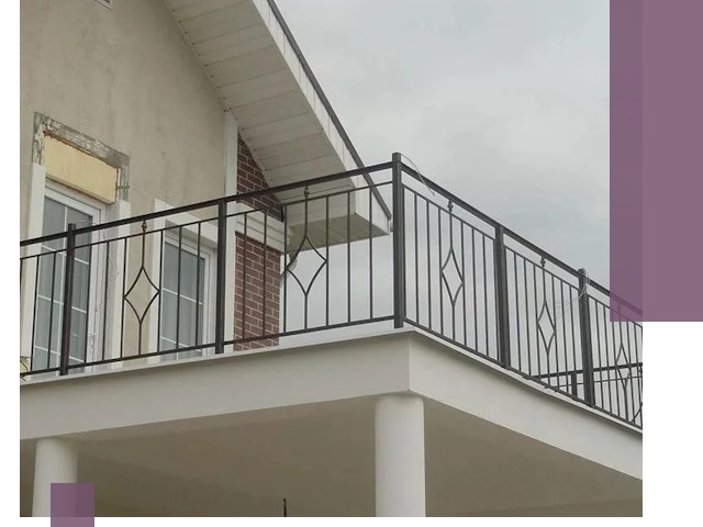 Изготовление балконных ограждений в Минусинске из металла и стекла